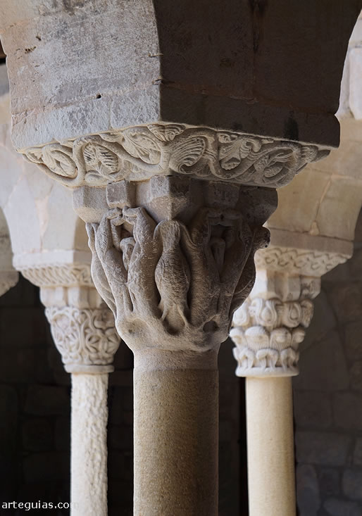 Los capiteles son mayoritariamente vegetales o zoomorfos