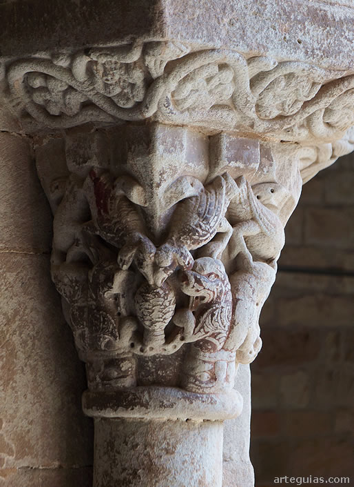 Capitel zoomorfo con decoraci&oacute;n vegetal en el cimacio