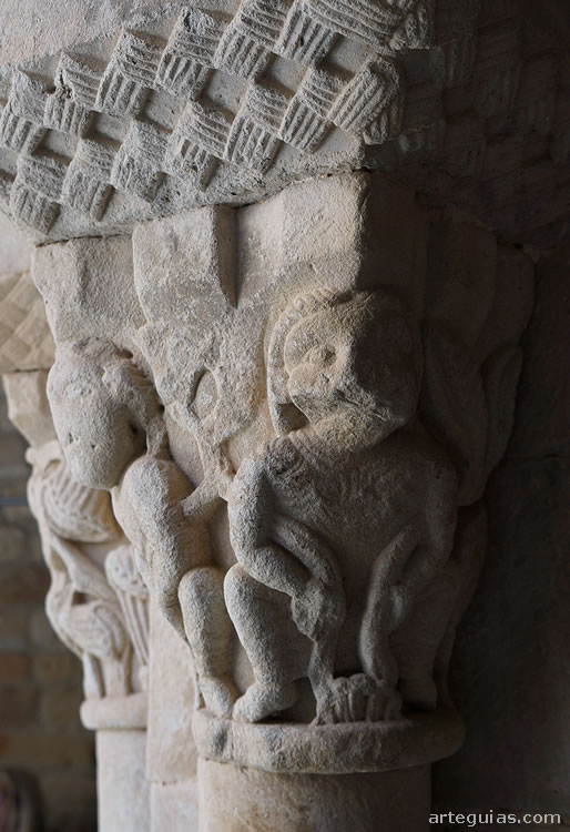 Capitel del claustro. Monasterio de Santa Mar&iacute;a de Llu&ccedil;&agrave;