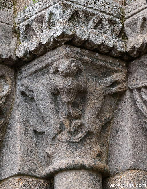 Capitel de leones de la puerta occidental