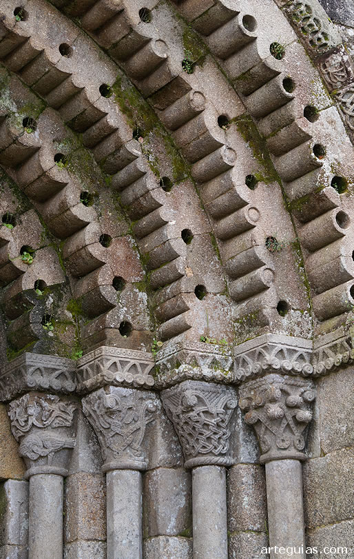Puerta occidental con las arquivoltas de "rollos zamoranos"
