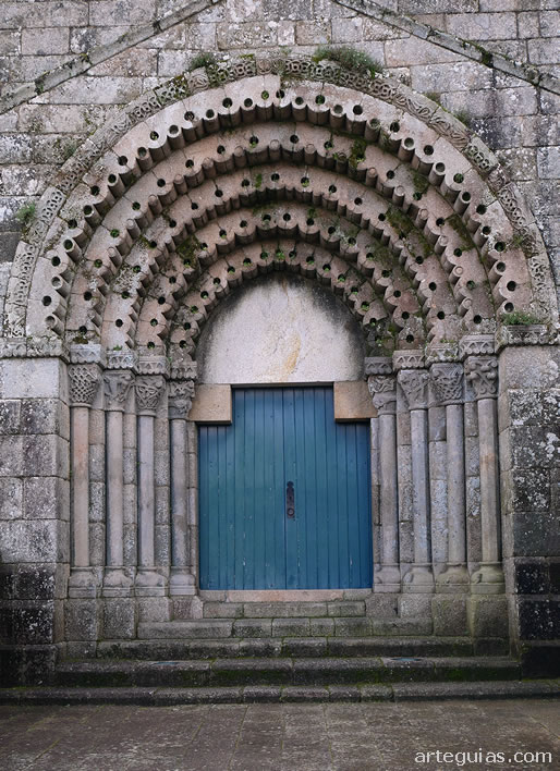 Puerta oeste de la iglesia del Monasterio de S&atilde;o Pedro de Ferreira