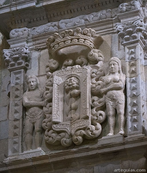 Capilla de Nuestra Se&ntilde;ora del Rosario: relieves de Ad&aacute;n, Eva y la serpiente