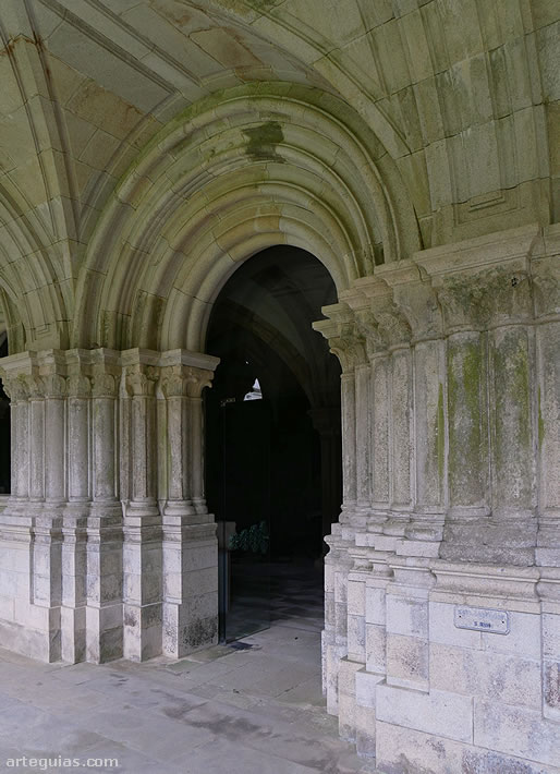 Puerta rom&aacute;nica de coomunicaci&oacute;n entre el claustro reglar y la sala capitular
