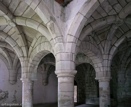 B&oacute;vedas y pilares medievales de la cocina del monasterio