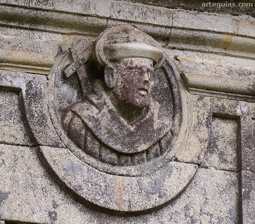 Uno de los personajes representados en el claustro Reglar o de los Medallones