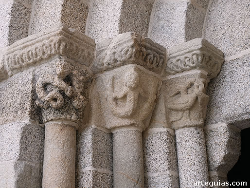 Monasterio de Travanca: capiteles de la puerta lateral