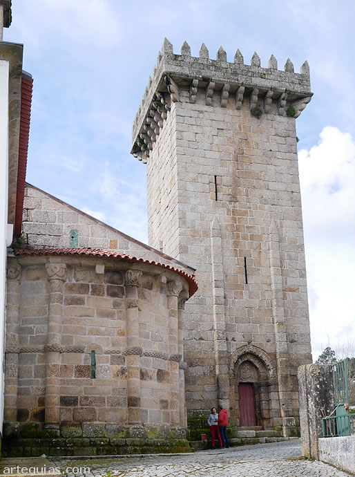 La iglesia del monasterio de Travanca: &aacute;bside norte y campanario