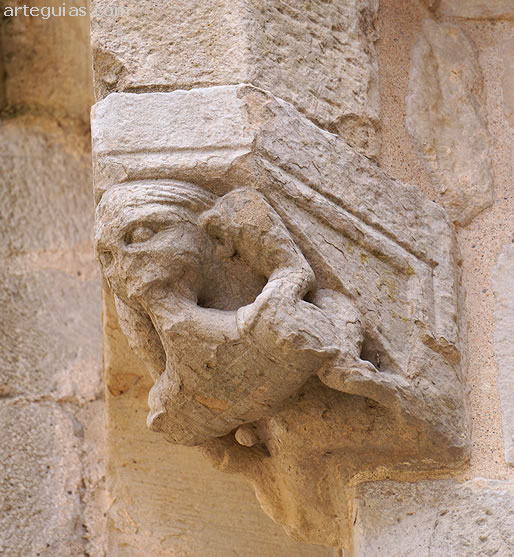 Canecillo de un m&uacute;sico con undolio