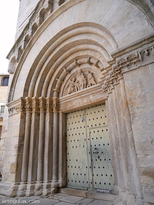 Portada de ingreso en el brazo norte del transepto