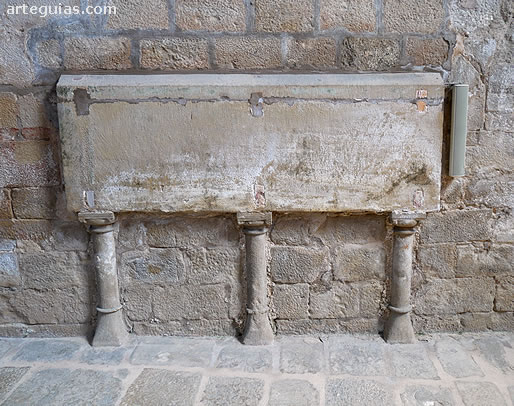 Sarc&oacute;fago en el interior de la iglesia