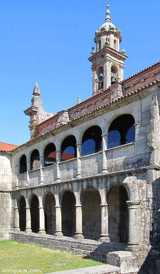 Vista de los dos pisos del claustro del Monasterio de Xunqueira de Espada&ntilde;edo
