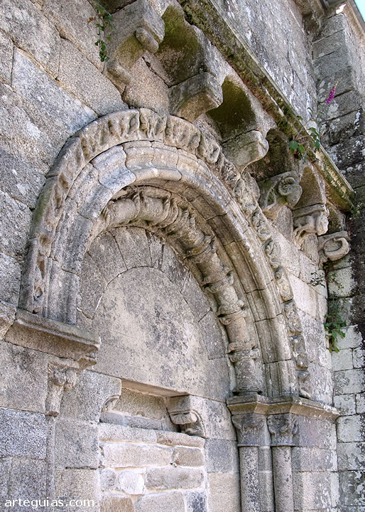 Puerta norte de la iglesia mon&aacute;stica