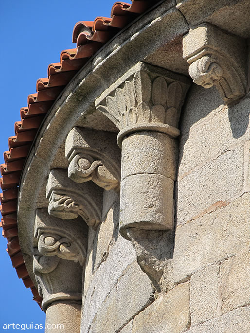 Canecillos y capitel