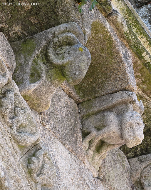 Canecillos de la puerta norte