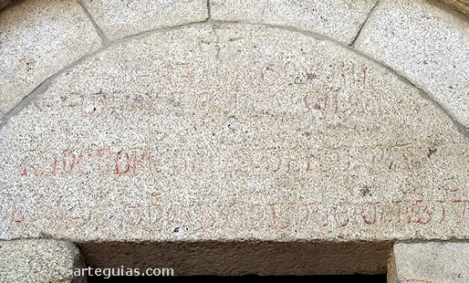 Inscripci&oacute;n en el t&iacute;mpano de la puerta sur