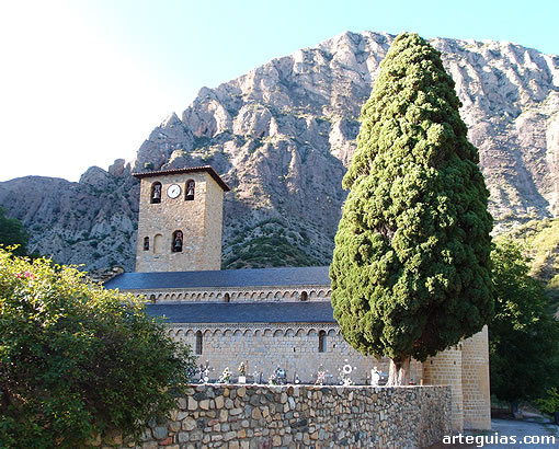 Conjunto de la iglesia del Monasterio de Ala&oacute;n con las pe&ntilde;as del Prepirineo al fondo