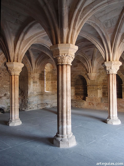 La sala capitular es uno de los espacios m&aacute;s arm&oacute;nicos, elegantes y bien coservados del complejo mon&aacute;stico de Santa Mar&iacute;a de Carracedo