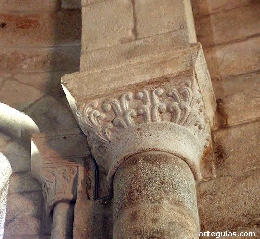 Capiteles vegetales del interior