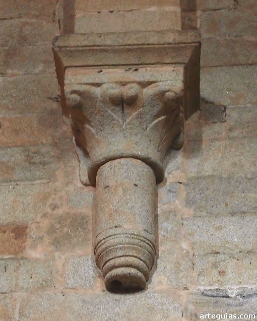 Columna y capitel del interior de la iglesia