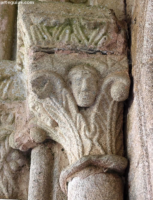 Capitel de la puerta principal