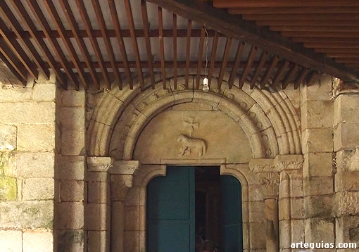 Puerta que comunica la iglesia con el claustro. En el t&iacute;mpano, un Agnus Dei