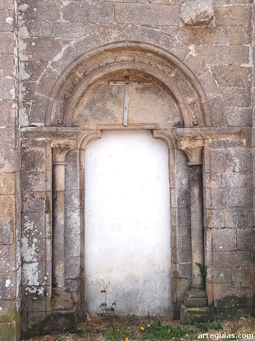 Peque&ntilde;a puerta en el muro norte