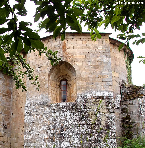 Cabecera de la iglesia al que se le a&ntilde;adi&oacute; un gigantesco muro de contenci&oacute;n