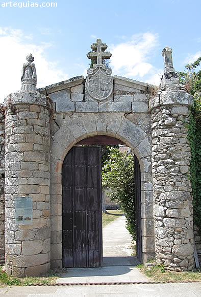Puerta del recinto abacial del Monasterio de Santa Mar&iacute;a de Ferreira de Pant&oacute;n, Lugo