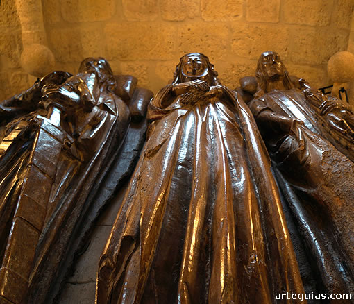 monumento funerario de Garci Fernández Manrique, Teresa de Zúñiga y el primogénito de ambos de nombre Pedro