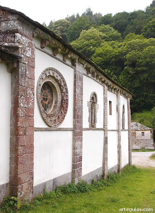 Costado norte de la iglesia mon&aacute;stica de Santa Mar&iacute;a de Penamaior