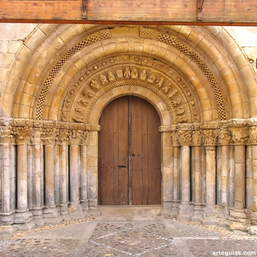 Monumental portada de la iglesia mon&aacute;stica de Arenillas de San Pelayo, Palencia