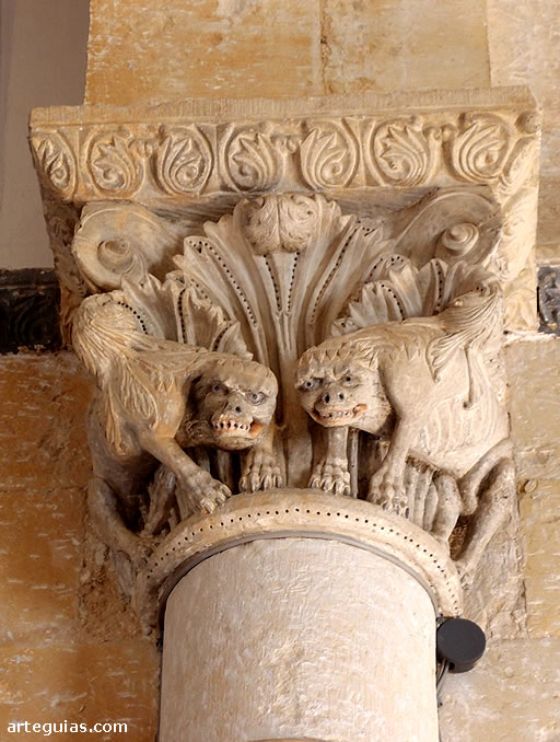 Capitel de leones en el arco triunfal