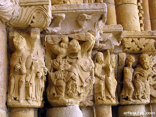 Capiteles de la puerta