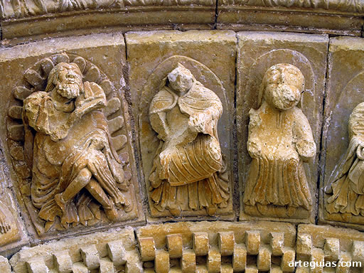 Detalles escult&oacute;ricos de la portada