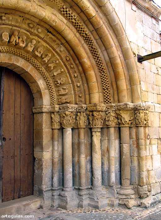 Monasterio de San Pelayo en Arenillas de San Pelayo, Palencia: detalle de las puertas