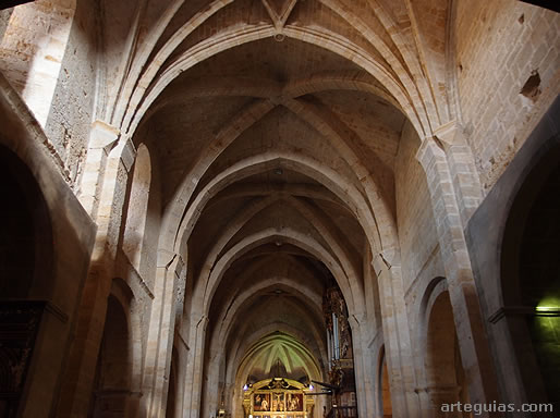 Nave central del templo mon&aacute;stico