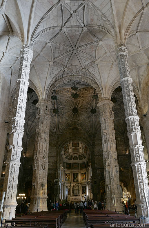 Las tres naves de la iglesia