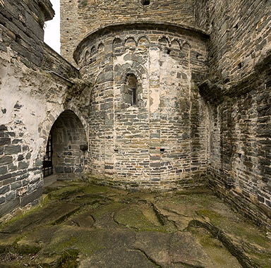 Necr&oacute;polis al pie de uno de los &aacute;bsides