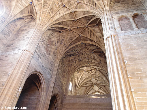elevad&iacute;simas b&oacute;vedas de crucer&iacute;as estrellada de la iglesia del Monasterio de Casalarreina, La Rioja
