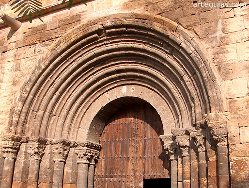 Portada rom&aacute;nica occidental de la iglesia mon&aacute;stica