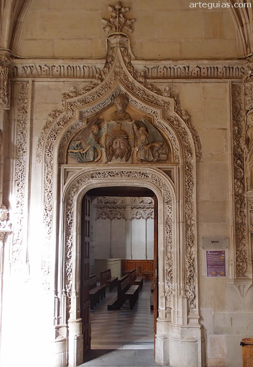 Puerta de comunicaci&oacute;n entre el claustro y la iglesia