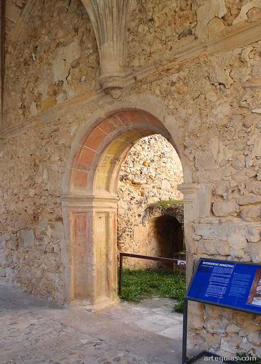 Puerta renacentista del siglo XVI a la escalera de la planta de conversos