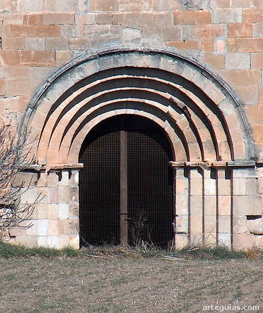 Puerta rom&aacute;nica del brazo sur del transepto de la iglesia monacal