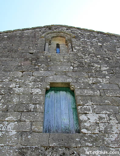 Hastial occidental con una de las puertas de ingreso desde las dependencias monacales