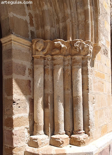 Columnas del lado derecho de la puerta principal