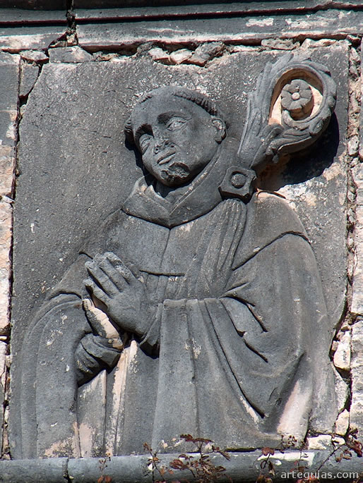 Relieve de San Bernardo de Claraval en la porter&iacute;a
