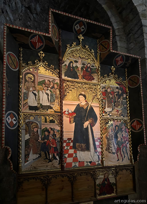 Retablo g&oacute;tico del interior de la iglesia