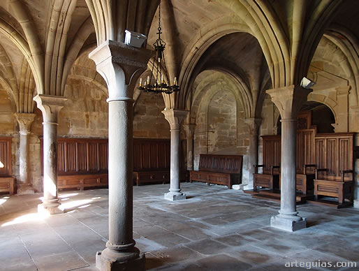 Columnas, arcos y bóvedas de la sala capitular