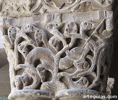 Capitel del claustro de San Pedro el Viejo: combate entre hombres y serpientes